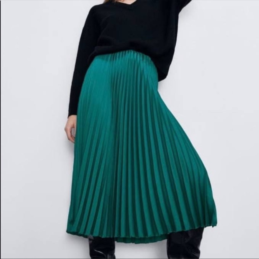Super chic emerald green pleated Zara skirt